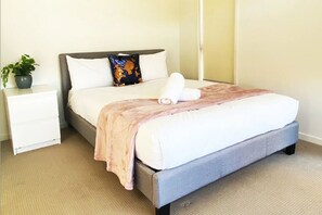 5 bedrooms, iron/ironing board, WiFi, bed sheets
