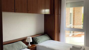 2 室のベッドルーム、アイロン / アイロン台、WiFi、ベッドシーツ