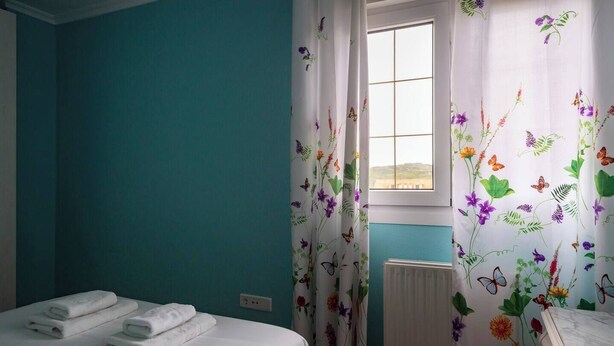 A bedroom with a bed, a window, and a radiator. - Apartamento Ruiloba-Comillas (Ruilobuca)