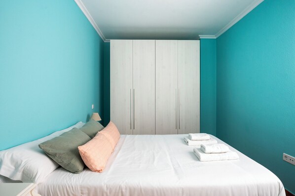 2 slaapkamers, een strijkplank/strijkijzer, internet, beddengoed