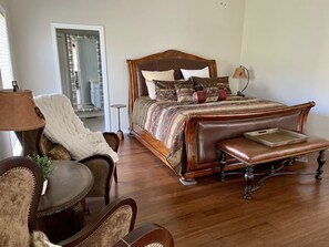 Individually decorated, individually furnished, laptop workspace - Riverbend Serenity Cabins (Pangburn)