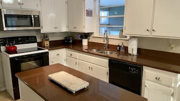 Deluxe Cabin, 3 Bedrooms, Non Smoking, River View | Private kitchen | Fridge, microwave, oven, stovetop