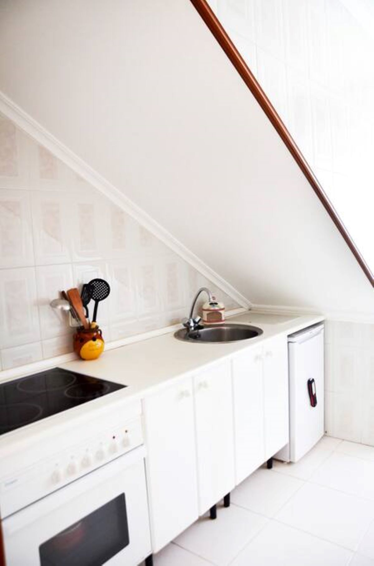 Fridge, microwave, oven, coffee/tea maker