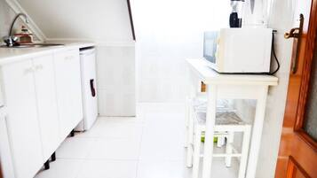 Fridge, microwave, oven, coffee/tea maker