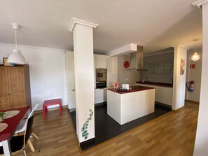 Frigorífico, microondas, horno y placa de cocina