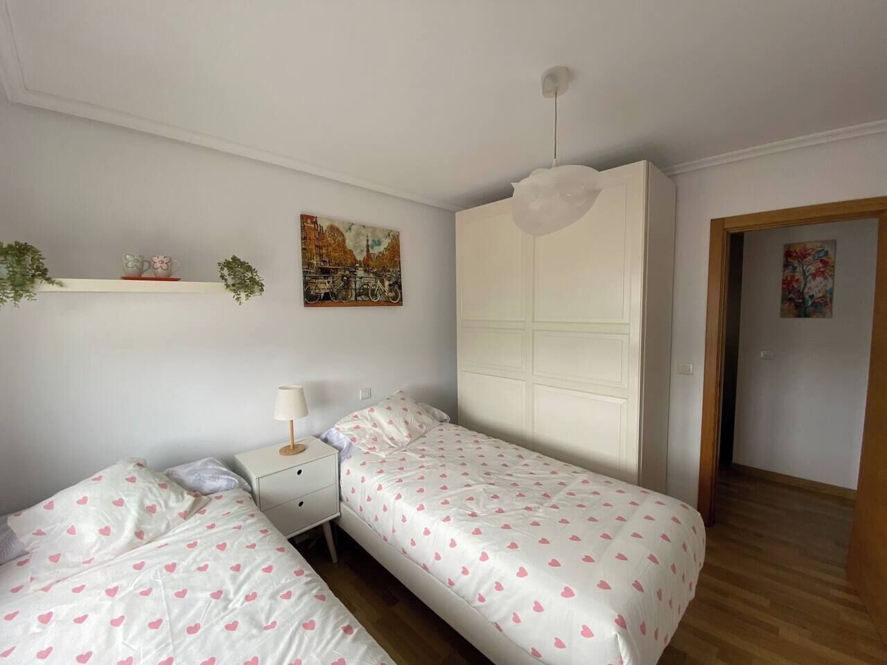 2 slaapkamers, een strijkplank/strijkijzer, gratis wifi, beddengoed