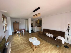 TV - Apartamento en Cobreces (Cóbreces)