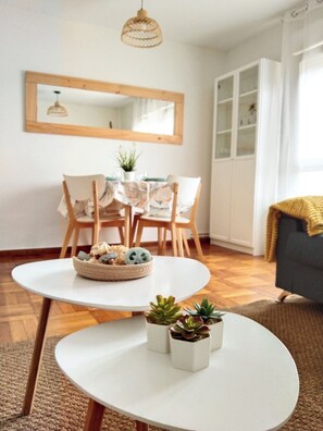 Dining - Entre Olas y Calles con Parking Gratis by Wehomes (Santander)