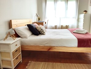 3 bedrooms, desk, iron/ironing board, WiFi