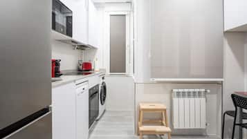 Frigorífico, microondas, horno y placa de cocina