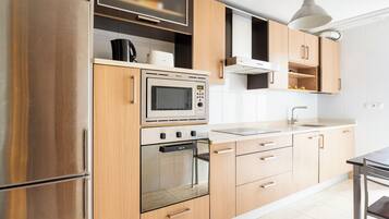 Een koelkast, een magnetron, een oven, een kookplaat