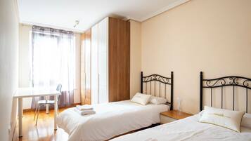 2 slaapkamers, een bureau, een strijkplank/strijkijzer, wifi