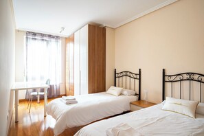 2 室のベッドルーム、デスク、アイロン / アイロン台、WiFi