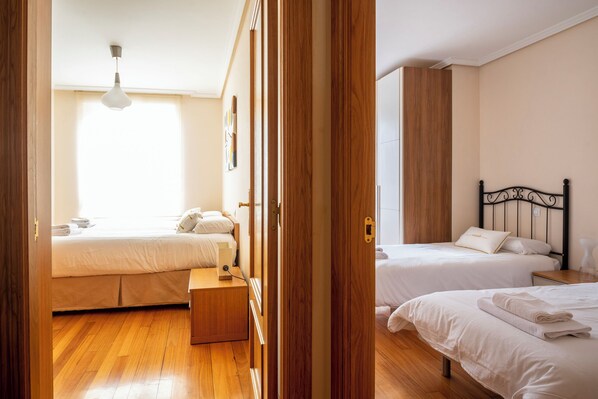 2 quartos, escrivaninha, ferros/tábuas de passar roupa, Wi-Fi