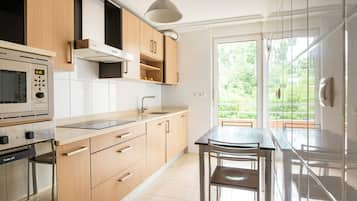 Een koelkast, een magnetron, een oven, een kookplaat