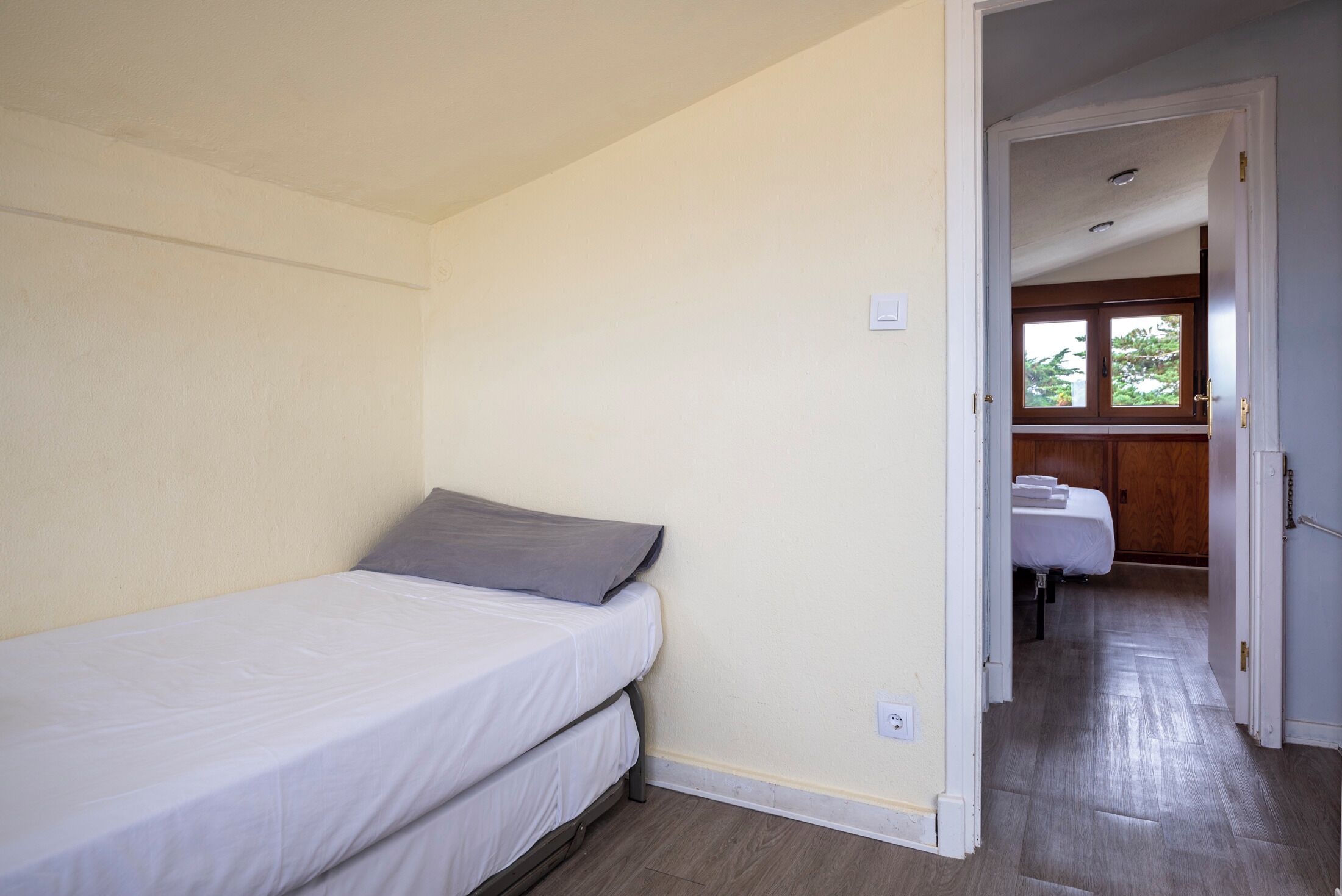 2 bedrooms, iron/ironing board, WiFi