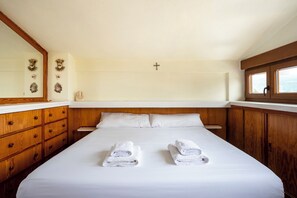 2 bedrooms, iron/ironing board, WiFi