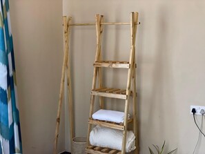 デスク、ノートパソコン用作業スペース、アイロン / アイロン台、WiFi (無料)