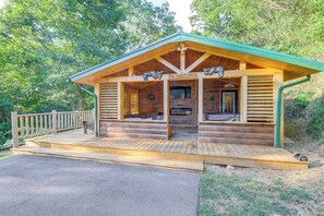 House (3 Bedrooms) | Interior - Sevierville Cabin ~ 3 Mi to the Island! (Pigeon Forge)