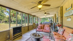 Een overdekte veranda met een televisie, zithoek en een bordje met de tekst 'The Porch'.
