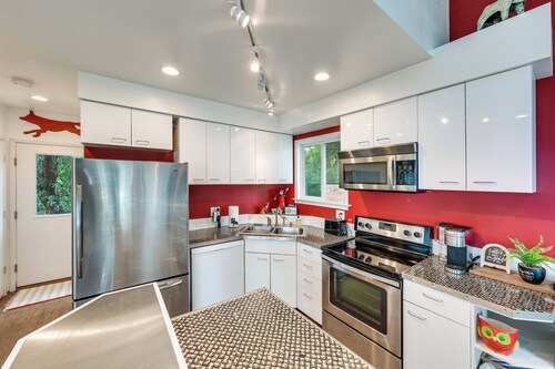 Island Retreat on Pistakee Lake: Deck & Gas Grill!