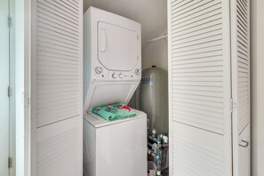 House (2 Bedrooms) | Interior - Island Retreat on Pistakee Lake: Deck & Gas Grill! (Fox Lake)