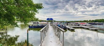 Island Retreat on Pistakee Lake: Deck & Gas Grill!