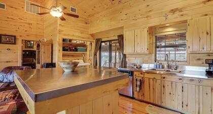 Hilltop Concan Cabin w/ Garner State Park Views!