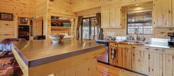 Hilltop Concan Cabin w/ Garner State Park Views!