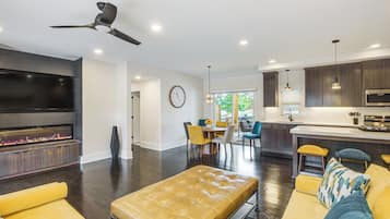 House (5 Bedrooms) | Living area | TV, fireplace, video-game console