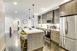 House (5 Bedrooms) | Interior