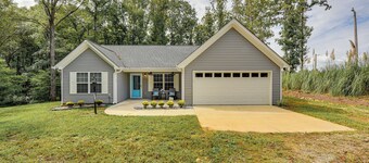Pet-friendly Home in Monroe: Deck, Grill & Yard!
