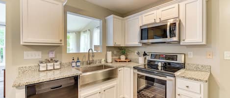 House (3 Bedrooms) | Interior