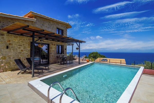 Azure Breeze villa & the swimming pool