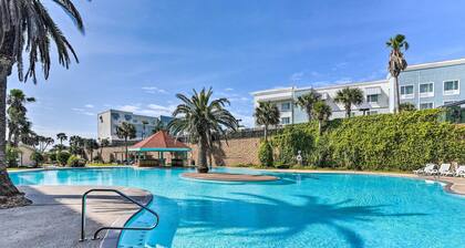 Lovely Galveston Condo: Walk to Seawall & Beach!