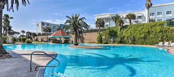 Lovely Galveston Condo: Walk to Seawall & Beach!