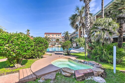 Walk to Seawall & Beach! Galveston Condo w/ Pool