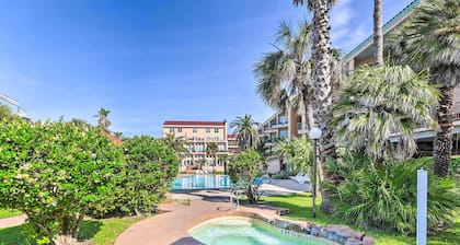 Walk to Seawall & Beach! Galveston Condo w/ Pool