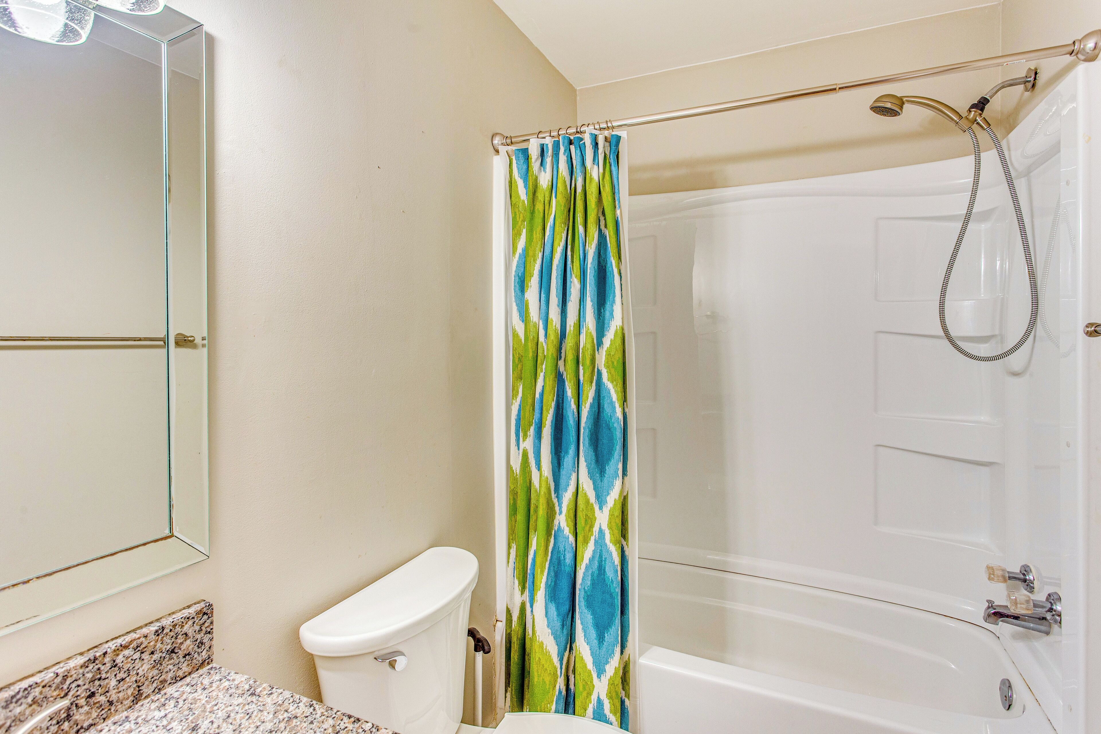 Une salle de bain avec des toilettes, un lavabo et une baignoire.