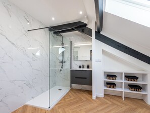 Shower, hair dryer, towels