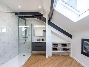 Shower, hair dryer, towels - Matterhorn (Annecy)