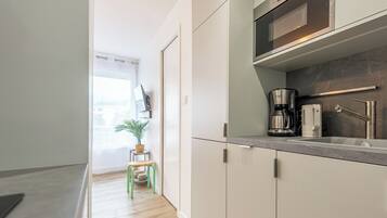 Réfrigérateur, micro-ondes, lave-vaisselle, cafetière/bouilloire