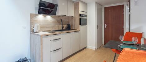 Kylskåp, mikrovågsugn, ugn och kaffe- och tebryggare