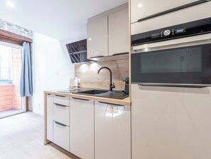 Kühlschrank, Mikrowelle, Ofen, Wasserkocher mit Kaffee-/Teezubehör