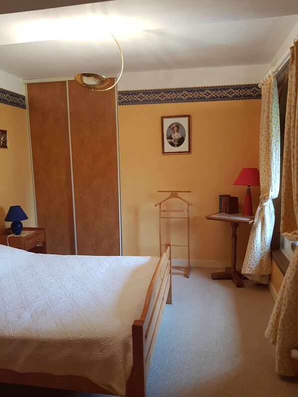3 bedrooms, iron/ironing board, travel crib, bed sheets - La Blandinière, your character gite for 7 to 9 people.  (Mauléon)