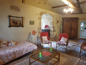 3 chambres, fer et planche à repasser, lit de bébé portatif