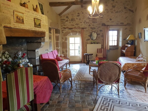 3 bedrooms, iron/ironing board, travel cot, bed sheets