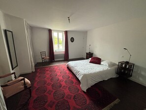 3 bedrooms, travel cot, free WiFi, bed sheets