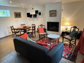 TV, fireplace