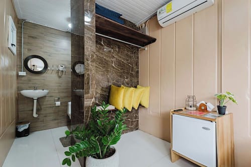 Double Room with Sea View | Bathroom | Shower, hair dryer, towels, toilet paper